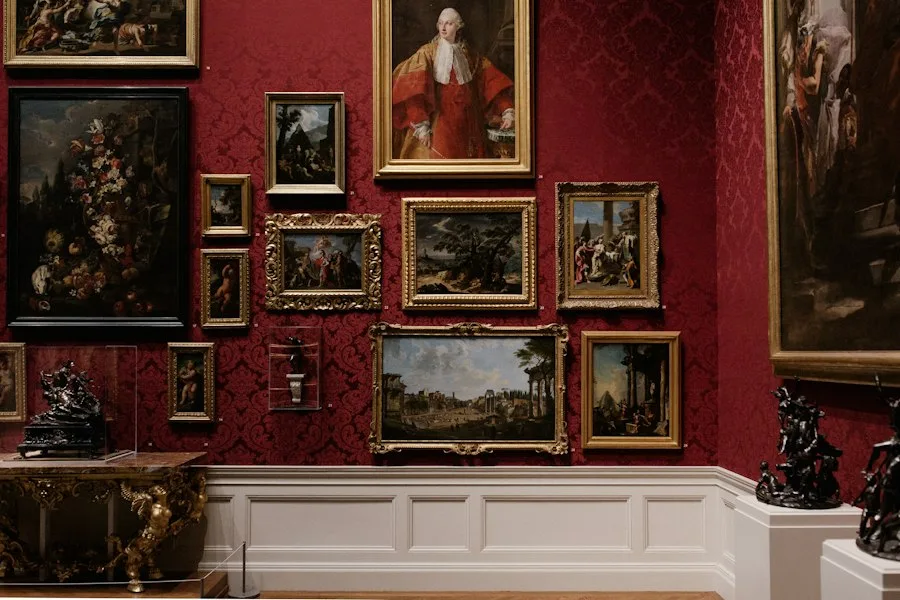 Sala de museo con cuadros enmarcados