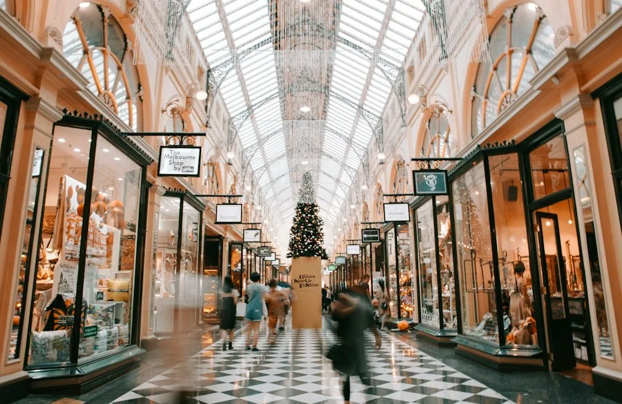 Galería comercial llena de tiendas
