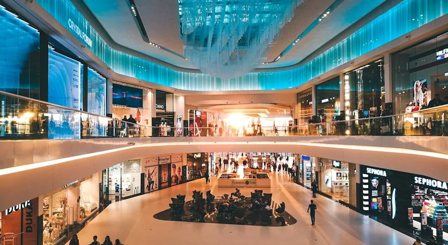 Atrio de un centro comercial de varias plantas